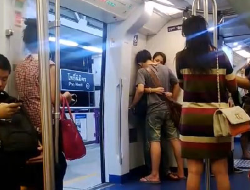  making out on the train ภาษาอังกฤษ  