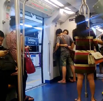 
making out on the train ภาษาอังกฤษ
 