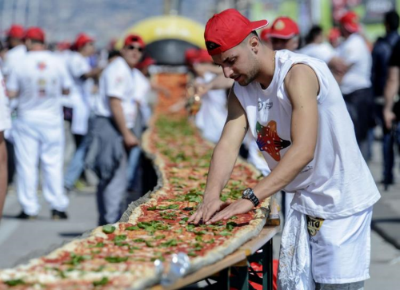Chefs bake the world's longest pizza Langhub.com เรียนภาษาอังกฤษจากข่าว
